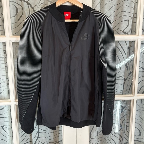 Nike L Reveal Dynamic Black Athletic Tech Jacket - Picture 3 of 12